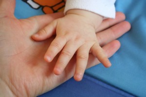 parent child hands-556932_1280